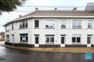 Te koop in Lede : instapklare woning nabij winkels (bakkerij, slager en apotheek op wandelafstand) en station.<br />Woning met gezellig tuintje en terras, achteraan bereikbaar via een voetweg achter het perceel. Je hoeft dus nooit door de woning met fiets of vuilnis. <br />Gelijkvloers vind je inkomhal, woonkamer, keuken met alle inbouwtoestellen (enkel vaatwas nog zelf te voorzien) en badkamer met douche en toilet.<br />Boven zijn er 2 ruime slaapkamers met centrale verwarming. De wachtleidingen liggen klaar om ook op zolder centrale verwarming te plaatsen. De ruime zolder kan nog ingericht worden voor 1 of 2 extra slaapkamers.<br />Deze woning heeft dubbele beglazing, dak volledig geïsoleerd en overal centrale verwarming op gas. <br />Mogelijkheid tot aankoop van een achtergelegen garage.<br />Graag een bezoek : 052 52 80 30 - info@goemanvastgoed.be
