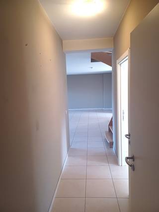 TE HUUR in Overboelare (Geraardsbergen), ruime duplex gelegen op de 2de en 3de verdieping. Indeling: inkomhal, wc, ruime living (53 m²) met open keuken, berging en mooi zonneterras aan achterzijde, slaapkamer 1 (12 m²), badkamer met dubbel lavabomeubel en bad/douche-combinatie. Op de bovenste verdieping bevindt zich de 2de slaapkamer (16 m²) en nog een 3de kleine kamer. Verder beschikt dit appartement nog over een privatieve staplaats voor de wagen aan de voorzijde van het gebouw, alsook een extra berging op de gelijkvloerse verdieping. CV op aardgas, EPC-label 'B'. Contacteer ons voor meer info en/of bezoek via email: info@denderimmo.be