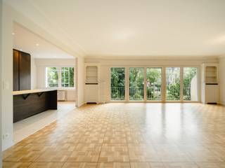 Ideaal gelegen op een steenworp afstand van het Ter Kamerenbos, biedt dit volledig gerenoveerde appartement een bruto vloeroppervlakte van circa...
