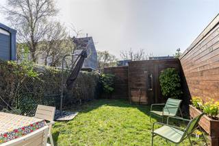 <p><span>Sus Van Den Eyndestraat 22 - Antwerpen (2020)</span></p><p><span> </span></p><p><span>Instapklare woning (143m²) met 4 slaapkamers, 2 terrassen en tuin (54 m²) in Antwerpen (2020).</span></p><p><span> </span></p><p><span>Je woont hier rustig, maar toch uiterst centraal, pal achter het Den Tir Shopping Center. Dat betekent genieten van alle voordelen van het winkelcentrum – winkels, horeca en voorzieningen vlakbij – zonder de drukte ervan te ervaren. Bovendien profiteer je hier van een uitstekende bereikbaarheid met het openbaar vervoer, de velo en de wagen.</span></p><p><span>De woning, opgeleverd in 2007, werd steeds goed onderhouden en behaalt een gunstige EPC-score B. Het dak is geïsoleerd volgens de huidige normen en de elektriciteit is conform. Verder zijn er aluminium ramen met dubbele hoogrendementsbeglazing en is de woning uitgerust met airconditioning, wat bijdraagt aan het wooncomfort.</span></p><p><span>Je komt binnen in de inkomhal met apart gastentoilet. Van daaruit betreed je de ruime woonkamer met open keukenhoek, samen goed voor een oppervlakte van ongeveer 42 m². De keuken is uitgerust met alle hedendaags comfort. Via een schuifdeur heb je toegang tot de zuid-georiënteerde tuin van 54 m², een fijne plek om te genieten van de zon.</span></p><p><span>Op de eerste verdieping bevinden zich drie (slaap)kamers met oppervlaktes variërend van 5 m² tot 12 m². Daarnaast is er een aparte berging en een badkamer van 6 m², uitgerust met een ligbad/douche, toilet en dubbele lavabo. Vanuit de slaapkamers aan de achterzijde heb je toegang tot een eerste terras van 8 m².</span></p><p><span>De bovenverdieping herbergt een vierde slaapkamer van 16 m², die uitgeeft op het tweede terras van 15 m². Met een tuin én twee terrassen is er hier duidelijk geen gebrek aan buitenruimte.</span></p><p><span>Ben je op zoek naar een comfortabele gezinswoning met 4 slaapkamers en veel buitenruimte op een centrale ligging? Mis deze kans niet!</span></p><p><span>Bewoonbare opp.143 m² – ref.: bruto vloeropp. Voor meer info of een gratis schatting surf naar </span><span><span>www.hansimmo.be</span></span></p><p><span> </span></p>