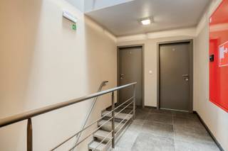 Meer info via 016/199 348 of info@homixx.be!<br /><br />Dit recente duplex appartement is gelegen in een kleine residentie in centrum Baal. Vlakbij winkels, scholen en openbaar vervoer.<br /><br />Via de inkomhal met gastentoilet komen we in de ruime en lichtrijke leefruimte. Naast de volledig uitgeruste keuken bevindt zich een handige aparte berging. <br />Op de tweede verdieping zijn 2 ruime slaapkamers en een badkamer met bad, dubbele lavabo en tweede toilet terug te vinden. <br />In de kelder is er een aparte persoonlijke berging terug te vinden. <br />Achteraan het gebouw bevindt zich nog een handige gemeenschappelijke fietsenstalling. <br /><br />De maandelijkse huurprijs bedraagt 950 EUR + 30 EUR gemeenschappelijke kosten = 980 EUR<br />Bovendien is het onmiddellijk beschikbaar!<br /><br />Ontdek snel het potentieel van dit knappe duplex appartement en maak je afspraak via 016/199 348 of info@homixx.be!