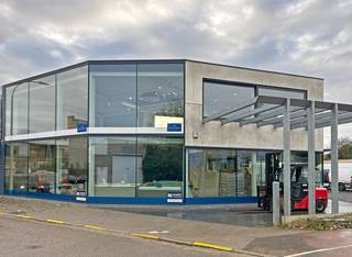 Op een uitstekende zicht locatie in Wijnegem, aan het Karel Verbistpad 1, bevindt zich dit moderne en polyvalente handelspand/kantoorgebouw met een uitgesproken architecturale uitstraling en uitzonderlijk veel lichtinval. Het gebouw combineert hedendaagse afwerking met grote glaspartijen, open ruimtes en een functionele indeling, waardoor het zich perfect leent voor uiteenlopende commerciële activiteiten zoals showroom, kantoorruimte of praktijk. Het gebouw is beschikbaar vanaf 1 februari en wordt uitsluitend verhuurd onder "pop-up contract" met beperkte duur. Door de ligging over het Shopping Center Wijnegem alsook nabij het rond punt van Wommelgem is het ideaal om uw producten in de kijker te plaatsen en kenbaar te maken aan een groot publiek.<br /><br />Op het gelijkvloers beschikt het eigendom over een ruime handelsruimte van ongeveer 143 m², die dankzij de grote raampartijen en open structuur een bijzonder aangename werkomgeving biedt. Bijkomend is een technische berging aanwezig alsook twee afzonderlijke toiletten.<br /><br />De eerste verdieping biedt een zeer ruime polyvalente ruimte van ongeveer 126 m². Aansluitend is er een aangenaam terras (29 m²) aanwezig. De kelderverdieping biedt bijkomende mogelijkheden voor stockage.<br /><br />Tenslotte bevinden zich 11 autostaanplaatsen en een ruim magazijn (300m²) achteraan het gebouw.<br /><br />Dit is een unieke opportuniteit voor ondernemers die op zoek zijn naar een instapklaar, modern en flexibel handelspand op tijdelijke basis.<br /><br />Wenst u een bezoek ter plaatse? Contacteer ons op 03 337 50 70 of via info@vbvastgoed.be.