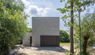 Deze villa in hedendaagse, tijdloze architectuur bevindt zich op een uiterst rustige, groene locatie in Schilde.Het bruisende dorp met tal van...
