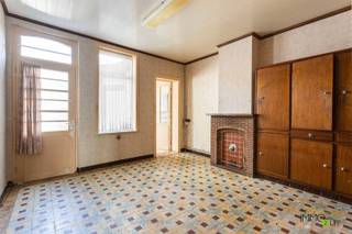 TE RENOVEREN WONING MET TUIN EN TAL VAN MOGELIJKHEDEN OP EEN TOPLOCATIE TE RONSE MEER INFO: https://www.immo2life.be/nl/te-koop?view=detail&id=1296Deze interessante te renoveren woning met 3 slaapkamers en stadstuin is gelegen op een perceel van 110m² in een vlot bereikbare éénrichtingsstraat op korte afstand van het stadscentrum, winkels, scholen en diverse andere voorzieningen.De woning biedt heel wat mogelijkheden dankzij de praktische indeling, de aanwezige ruimtes en de aangename stadstuin. Mits de nodige renovatiewerken kan hier een mooie gezinswoning of interessante investering worden gerealiseerd, volledig naar eigen smaak en wensen.De woning is als volgt ingedeeld: een aparte inkomhal, een bureauruimte/opslagruimte, een leefruimte, een achterliggende keuken, badkamer, berging, stadskoer en tuin.Op de eerste verdieping bevinden zich 2 kamers. Via een vaste trap is er toegang tot de zolderverdieping. Deze ruimte biedt de mogelijkheid om ingericht te worden als twee extra kamers of één ruime master bedroom.Het pand vormt een interessant renovatieproject voor wie op zoek is naar een woning met potentieel en graag zelf de handen uit de mouwen steekt. Dankzij de ligging, de buitenruimte en de uitbreidingsmogelijkheden is het pand bovendien ook bijzonder interessant als investering.Kortom, een mooie opportuniteit voor wie op zoek is naar een woning met karakter en potentieel!
