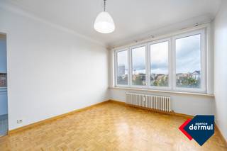 Ontdek dit charmante appartement met 1 slaapkamer op de vijfde verdieping van residentie Erasmus, pal in het bruisende hart van Oostende. Met een prachtig open zicht op het Sint-Petrus- en Paulusplein geniet je hier dagelijks van een uniek stadsbeeld. Het appartement biedt een knusse leefruimte en een afzonderlijke keuken, er is 1 slaapkamer en een badkamer met aansluiting voor de wasmachine. Er is ook een kelderberging voor extra comfort. Of je nu op zoek bent naar een vast verblijf aan zee, een tweede verblijf of een interessante investering, dit appartement combineert comfort, karakter en topligging in één.