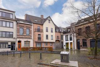 Dit appartement is gelegen op wandelafstand van het centrum, wat zorgt voor een uitstekende bereikbaarheid. Daarnaast bevindt het appartement zich nabij alle faciliteiten (winkels, restaurants, recreatieve voorzieningen, groot parkingplein...) waardoor het een ideale plek is om te wonen voor mensen die op zoek zijn naar het gemak van stadsleven.<br />INDELING:<br />U bereikt het dakappartement met lift of trap. De woonkamer met open ingerichte keuken werd praktisch ingedeeld met eet- en zithoek en geniet van natuurlijk lichtinval. De open keuken is uitgerust met een ijskast,, kookplaat, dampkap, combi-oven, vaatwasser en wastafel. Langs de keuken is een handige berging/wasplaats voorzien. Vanuit de woonkamer hebt u toegang tot een zeer groot, gezellige terras. Via de nachthal met ingemaakte kastenwand ga je naar de 2 slaapkamers met ingemaakte kasten De badkamer is voorzien van een douchecabine, toilet en badkamermeubel.<br />Verder uniek aan dit appartement: er is een zolder die toelaat om veel spullen op te bergen.<br />Extra: - Verlichting in woonkamer aanwezig, <br />- Op het gelijkvloers is een gemeenschappelijke fietsenstalling.