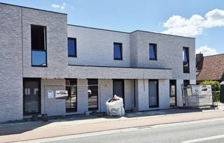 Bent u opzoek naar een strakke halfopen nieuwbouwwoning met 3 slaapkamers, zuid-gerichte tuin, carport en berging op een perceel van 206 m².Deze...
