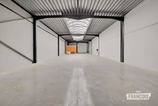 Kwalitatieve nieuwbouwloodsen met parking in Ichtegem.<br /><br />De loodsen zijn ideaal voor opslag, atelier, showroom of ambachtelijke activiteiten. Elke loods is een ideale combinatie van ruimte, veiligheid en comfort en is geschikt voor niet-hinderlijke bedrijven, kleine en middelgrote ondernemingen.<br /><br />Oppervlakte : <br /><br /><ul><li>Loods 1 = 216.16m² en parkeerplaats 9 <br /><br /></li><li>Loods 2 = 195,83m² en parkeerplaats 10<br /><br />Mogelijkheden:<br /><br /></li><li>Geschikt voor professionele doeleinden<br /><br /></li><li>Kwalitatieve afwerking en praktische indeling <br /><br /></li><li>Interessant als investering<br /><br /></li><li>Inclusief 1 parkeerplaats<br /><br /></li><li>Geen WVI grond<br /><br /></li><li>Duurzaam groendak<br /><br />Interesse? Neem zeker contact met ons op!</li></ul>