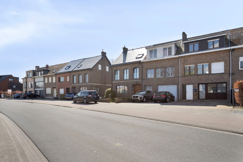 Ruime bel-etage met uitzonderlijke opslagruimte, 2 parkeerplaatsen en zonnige tuin - foto 4