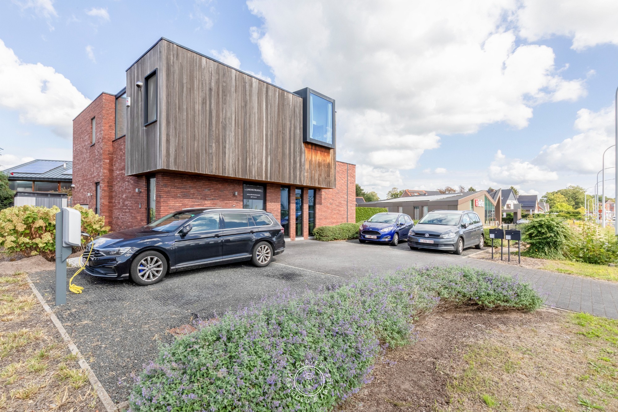 Modern kantoorgebouw met verhuurd appartement op uitstekende zichtlocatie in Belsele - foto 4