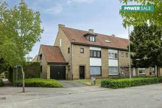Welkom in deze ruime halfopen woning, gelegen in een gezellige en kindvriendelijke wijk van Roeselare. Deze woning biedt met 5 volwaardige slaapkamers, een zeer aangename tuin en mogelijkheid tot het aankopen van een garagebox heel wat potentieel voor wie op zoek is naar een renovatieproject met ruimte en karakter.De woning is centraal gelegen nabij winkels, scholen, openbaar vervoer en belangrijke invalswegen, wat zorgt voor een vlotte bereikbaarheid en een comfortabele woonervaring.Achteraan is er een gezellige tuin, perfect om te ontspannen of voor spelende kinderen.Hoewel de woning renovatiewerken vereist, is dit een uitgelezen kans om alles naar eigen smaak en stijl in te richten. Met de juiste aanpak maak je van deze woning een warme, hedendaagse thuis.Troeven van het huis:- zeer ruim waardoor diverse mogelijkheden- parkeergelegenheid met staanplaats en garage- rustig doch centrale ligging nabij centrum Roeselare - zijdoorgang naast de woning wat een grote troef isBen je op zoek naar een statig halfopen huis in een kindvriendelijke rustige omgeving nabij het centrum van Roeselare? Neem dan vandaag nog contact op met Mathias via 0472 18 39 90 of mathias.lauwyck@dewaele.com!De eigendom wordt aangeboden via de Power-sale formule. Van 09/02/2026 om 09:00 tot 14/02/2026 om 12:00 kan u de woning op afspraak komen bezichtigen en een bod uitbrengen. De vermelde prijs is een instelprijs. Voor meer info, gelieve contact op te nemen met de dossierverantwoordelijke.Dit pand is onderworpen aan de renovatieverplichting van de Vlaamse overheid voor residentiële gebouwen (behoudens bij sloop binnen 5 jaar na de aankoop). Consulteer voor meer informatie de website van het Vlaams Energie- en Klimaatagentschap via https://www.vlaanderen.be/een-woning-kopen/renovatieverplichting-voor-residentiele-gebouwen