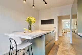 Dit volledig gerenoveerde appartement van ca. 92 m² beschikt over een riant terras van 25 m² aan de achterzijde en een gezellig terras aan...