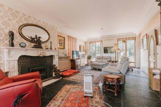 Meer info: pieter.buedts@homixx.be / 016199347.<br /><br />Met veel genoegen stellen wij deze bijzonder ruime en karaktervolle open bebouwing aan u voor. Deze verrassend royale gezinswoning combineert authentiek wooncomfort op een doordachte wijze met een afwerking van uiterst kwalitatieve en natuurlijke materialen. <br /><br />Bij het betreden van de woning komt u via de prachtige inkomhal terecht in de sfeervolle leefruimte. Hier valt meteen de stijlvolle natuursteen op, die het interieur een unieke en warme uitstraling verleent. Aansluitend bevindt zich de volledig geïnstalleerde keuken, uitgerust met hoogwaardige toestellen. De gelijkvloerse verdieping is verder uiterst praktisch ingericht met een eerste slaapkamer, bureau, een praktische doucheruimte, een handige berging en een dubbele garage met aparte wasplaats. <br /><br />De bovenverdieping is voorzien van een aangename kurkvloer en biedt plaats aan vier volwaardige slaapkamers en de hoofdbadkamer met ligbad. Via een uitschuifbare trap bereikt u de zolder, die uitstekende extra opbergmogelijkheden biedt. <br /><br />Buiten kunt u in alle rust ontspannen in de omheinde tuin met een gezellig terras. Uw wagen parkeert u veilig en droog in de inpandige garage met gemotoriseerde poort.<br />Een extra troef die de woning biedt is de vergunde stalling waarmee je als eigenaar of zelfstandig ondernemer extra opslag/werkruimte wint!<br /><br />De woning krijgt EPC-score E en valt dus onder de voorwaarden voor een energetische renovatie tot E-peil D binnen de zes jaar na aankoop.