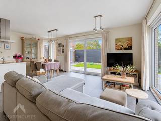 <p>Deze uitstekend onderhouden en instapklare woning ligt in een rustige en gegeerde woonomgeving van Assebroek en combineert ruimte, comfort en energiezuinig wonen.</p>
<p>Via de inkomhal met ingebouwde vestiaire en gastentoilet bereik je de ruime, lichtrijke leefruimte met gezellige zit- en eethoek. Grote raampartijen bieden een prachtig zicht op de tuin. Aansluitend bevindt zich de volledig uitgeruste open keuken met kwalitatieve AEG-toestellen en directe toegang tot het terras. Op de eerste verdieping bevinden zich 3 volwaardige slaapkamers, elk voorzien van ingemaakte kasten. Eén slaapkamer beschikt bovendien over een aparte bureauruimte. De badkamer is uitgerust met een inloopdouche, ligbad en dubbele lavabo. Er is ook een afzonderlijk toilet. De geïsoleerde zolder van ca. 20 m² biedt extra opbergruimte.</p>
<p>Buiten geniet je van een privatieve, onderhoudsvriendelijke zuidoostgerichte tuin met ruim terras en 2 automatische zonneluifels. Een garage en parkeermogelijkheden in de straat maken het geheel compleet.</p>
<p><strong><span>Extra troeven:</span></strong></p>
<ul>
<li>Energiezuinig (EPC A)</li>
<li>Zonnepanelen</li>
<li>Regenwaterput 7.000 L</li>
<li>Elektrische zonnescreens en rolluiken</li>
<li>Ingebouwde kasten in elke kamer</li>
<li>2 automatische zonneluifels</li>
<li>Instapklaar en uitstekend onderhouden</li>
<li>Rustige, gegeerde ligging</li>
<li>Camerabewaking en videofoon</li>
<li>Alle kamers TV aansluiting</li>
<li>Garage is met automatische sectionaalpoort</li>
<li>Ventilatie type C</li>
</ul>
<p>Deze woning is te koop ZONDER makelaar via het concept van Smart Houses! Wenst u verdere inlichtingen of een bezoek? Contacteer rechtstreeks de eigenaar via +32496361746</p>
<p>Wil je onmiddellijk een afspraak vast leggen? Dit kan via (link naar agenda)</p>