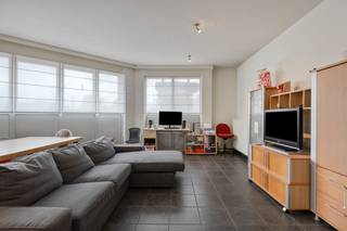 Bij het betreden van het appartement kom je in de hal die uitgeeft op het apart gastentoilet (ca. 1,5m²) met handenwasser, de handige berging (ca. 2m²) biedt ruimte voor jouw wasmachine en droogkast. Verder komen we in de centrale leefruimte (ca. 33m²) terecht. De open keuken voorzien van elektrisch kookvuur, dampkap, ijskast, oven en koelkast sluit naadloos aan op de woonkamer en is ideaal voor wie houdt van een gezellige en moderne leefomgeving.Het appartement beschikt over twee volwaardige slaapkamers (ca. 15m² - 13m²), perfect voor een koppel, een klein gezin of als combinatie van wonen en thuiswerken.Daarnaast is er een autostaanplaats aanwezig. In de overdekte parkeergelegenheid is fietsenstalling voorzien. De parkeergelegenheid is voorzien van een automatische poort, voor extra gemak en veiligheid.Kortom, een instapklaar appartement dat comfort en functionaliteit perfect combineert.(ver-)Kopen of (ver-)huren in Kalmthout, Essen en omstreken?Met vragen kan u altijd bij ons terecht! Dewaele Vastgoed KalmthoutDeze AI-visualisaties zijn bedoeld als inspiratie. Er werd geen rekening gehouden met technische specificaties, stedenbouwkundige voorschriften of de concrete mogelijkheden tot realisatie.Bestuursmaatregelen in het maatregelenregister: nee