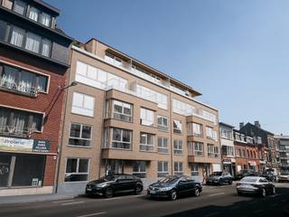 <p>Dit appartement met 3 slaapkamers is de ideale ruime woning voor wie op zoek is naar een evenwicht tussen gezinsleven, privacy en gezelligheid. Het beschikt over drie comfortabele slaapkamers, een zonnige woonkamer, een moderne keuken en tal van andere voordelen. De nadruk ligt op het licht, de keuze voor duurzame materialen en een eigentijdse architectuur die harmonieus in het woonlandschap past.</p>
<p>Gelegen in het Everis-project, geniet u van de rust van een groene omgeving en bent u toch vlakbij alle voorzieningen. Deze woning biedt u de mogelijkheid om u duurzaam te vestigen in een nieuwe, hoogwaardige omgeving, waar elk detail is doordacht voor uw welzijn.</p>
<p>Het project biedt u tal van verrassingen die uw dagelijks leven nog aangenamer zullen maken: warmtepomp, vloerverwarming, dubbele ventilatie, hoogwaardige thermische en akoestische isolatie, driedubbele beglazing en een prachtige gemeenschappelijke tuin. De aankoop gebeurt onder registratierechten en btw-regeling. Neem voor alle details van het aanbod contact op met een van onze adviseurs. Afmetingen zijn indicatief.</p>