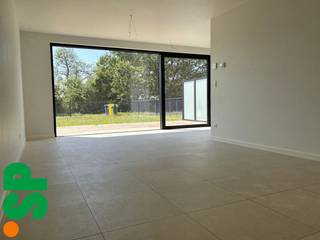 De woning heeft de volgende indeling: Men komt binnen in de inkomhal met het apart toilet (tegels). Van hieruit kan men naar de ruime en lichtrijke woonkamer (tegels; 23m²) met de open ingerichte keuken (tegels, kasten, oven, koelkast, diepvriezer, dampkap, inductie kookvuur, 1.5 spoelbak en vaatwasser; 10m²). Aansluitend aan de keuken is nog een berging voorzien (tegels; wasmachine aansluiting, 6m²). Verder komen we in de garage (tegels; 22m²). <br /><br />Op de eerste verdieping bevinden zich 3 slaapkamers (laminaat; 9m², 12m² en 11m²). Een ruime ingerichte badkamer (tegels, lavabomeubel, bad met douchemogelijkheid en aparte inloopdouche; 6m²), een apart toilet (laminaat).<br /><br />Verder beschikt de woning over een terras met volledig afgesloten tuin. <br /><br />- EPC = 8 kWh/m²<br />- CV = aardgas op vloerverwarming<br />- Kleine huisdieren zijn bespreekbaar<br />- Zonnepanelen <br />- Volledig geschilderd <br /><br />Voor bijkomende inlichtingen of een bezoek ter plaatse kan u steeds vrijblijvend contact opnemen met Immo S|P via info@immosp.be.