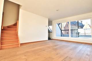 <p><span>TOP APPARTEMENT MET ZALIGE TERRASSEN</span></p><p><span> </span></p><p><span>Gelegen op 'OVERLEIE' tussen het Astridpark en de Broeltorens. heeft deze kleinschalige residentie een topper in de aanbieding.<br />Met de lift naar het bovenste verdiep waar licht en zicht overtreffen en waar rust de toon zet.</span></p><p><span> </span></p><p><span>Het appartement is voor en achter voorzien van extra large terrassen waar vrijheid overheerst.<br />Inkom met toilet en doorsteek naar de leefruimte die voor en achter voorzien is van mooie glaspartijen en een directe toegang naar de terrassen.</span></p><p><span>De keuken houdt zich lichtjes apart voorziet in een goede uitrusting en heeft bijgaand een handige berging.<br /><br />Op het niveau van de leefruimte is een eerste slaapkamer met bijhorende badkamer.<br />Op het duplex verdiep is een tweede slaapkamer met douchekamer.</span></p><p><span>Ook boven is een handige bergruimte.</span></p><p><span> </span></p><p><span>De terrassen zijn fenomenaal, voor of achter, zon of schaduw, aan u de keuze.<br />Het uitzonderlijke zicht op het groene park en de kerk zorgt dagelijks voor een vakantiegevoel.</span></p><p><span> </span></p><p><span>Achteraan is in het afgesloten complex een individuele garage (verlichting en stopcontact voorzien).</span></p><p><span> </span></p><p><span>BIJZONDERE LIGGING<br />ZALIG VEEL RUIMTE<br />SCHITTERENDE TERRASSEN<br />GOED EPC<br />GARAGE INCLUSIEF </span></p>