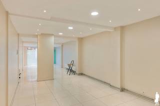 Dit volledig opgefriste commercieel gelijkvloers van ca. 135 m² bevindt zich op een uitstekende locatie in de Quellinstraat, aan de zijde met bijzonder veel passage en op wandelafstand van het Centraal Station, de Keyserlei en talrijke winkels en kantoren. Dankzij de individuele nutsvoorzieningen en het ontbreken van een externe syndicus blijven de vaste kosten bijzonder laag (ca. €70/maand). Het pand staat leeg en kan volledig naar eigen wens worden ingevuld. Daarnaast beschikt het pand over twee zeer ruime kelderbergingen.<br /><br />Indeling<br />Ruime winkelruimte vooraan, ideaal voor retail of dienstverlenende activiteiten.<br />Achteraan bevinden zich een keuken en badkamer.<br />Daarnaast zijn er twee extra kamers die perfect kunnen dienen als stockageruimte of bureel.<br />Achteraan is er bovendien een koer.<br /><br />Bijzonderheden: <br />Individuele verwarmingsketel (Junkers)<br />Individuele meters voor gas, elektriciteit en water<br />EPC: C<br />Horeca niet mogelijk<br />Twee kelderbergingen<br /><br />Kosten & voorwaarden<br />Vaste kosten: ca. €70/maand<br />Geen externe syndicus wat zorgt zeer lage gemeenschappelijke lasten<br />Onmiddellijk beschikbaar voor eigen invulling