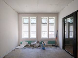 Op deze toplocatie, in het hartje van Gent, vinden we dit prachtig, historisch gebouw, ze werd volledig gerestaureerd/gerenoveerd en voorziet op het gelijkvloers een casco handelspand. De afwerking/inrichting dient door de huurder te worden voorzien (vloer, toilet, CV aanwezig). De perfecte locatie voor een hippe koffiebar, wijnbar, advocatenkantoor, vastgoedkantoor, ... Aparte berging en toilet. Onmiddellijk beschikbaar. Aarzel niet ons te contacteren voor meer informatie of voor een bezichtiging.