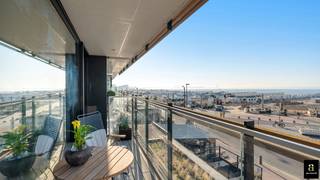 <p>Ontdek dit unieke plateau-appartement in de prestigieuze residentie “Midan”, gelegen op het Rubensplein. Met een gevelbreedte van 12,5 meter en een verfijnde afwerking door interieurarchitect Frederic Kielemoes, straalt dit appartement pure luxe en elegantie uit. Hoogwaardige materialen zoals terrazzo, Italiaanse marmer, travertin en smeedwerk, gecombineerd met maatwerk inbouwkasten, zorgen voor een tijdloze en stijlvolle uitstraling.</p>
<h3><strong>Indeling:</strong></h3>
<ul>
<li>
<p><strong>Royale inkomhal</strong> met vestiaire en gastentoilet.</p>
</li>
<li>
<p><strong>Ruime leefruimte</strong> met zitgedeelte en bureauhoek, genietend van een adembenemend frontaal zeezicht.</p>
</li>
<li>
<p><strong>Gashaard</strong> voor extra sfeer en warmte.</p>
</li>
<li>
<p><strong>Grote schuiframen</strong> naar het voorterras (13m²) met panoramisch zicht op zee.</p>
</li>
<li>
<p><strong>Open keuken</strong> voorzien van hoogwaardige Miele-toestellen, aansluitend een ruime bijkeuken/berging.</p>
</li>
<li>
<p><strong>Aparte wasplaats</strong> voor extra praktisch comfort.</p>
</li>
</ul>
<p>Achteraan bevinden zich vier volwaardige slaapkamers, elk geschikt voor een dubbel bed en met directe toegang tot het achterterras:</p>
<ul>
<li>
<p><strong>Master bedroom</strong> met en-suite badkamer (ligbad, lavabo, douche) en apart toilet.</p>
</li>
<li>
<p><strong>Tweede douchekamer</strong> in de nachthal met apart toilet.</p>
</li>
<li>
<p><strong>Vierde slaapkamer</strong> beschikt over een eigen badkamer.</p>
</li>
</ul>
<p>Een unieke woonbeleving met een ongeëvenaarde ligging, sublieme afwerking en maximaal ruimtelijk comfort. Bij het appartement kan een garagebox voor 4 wagens gekocht worden.</p>