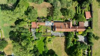 Verscholen achter een weelderige oprijlaan, ligt dit uitzonderlijke landgoed. Een uniek geheel die authentieke 18e-eeuwse elementen...