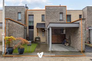 <p><span>Zeer goed onderhouden woning (162m²) met 3 slaapkamers en tuin met tuinkamer te Zonhoven.</span></p><p><span> </span></p><p><span>Belangrijkste troeven: </span></p><p><span>- Rustige ligging maar met zeer goede verbinding</span></p><p><span>- Kwalitatief afgewerkt</span></p><p><span>- 15 zonnepanelen en ventilatiesysteem A</span></p><p><span>- 3 slaapkamers</span></p><p><span>- Gezellige zuidgerichte tuin van 2a03</span></p><p><span>- Airco's in de veranda en in de slaapkamers</span></p><p><span>- Hele gezellige veranda bijgebouwd in 2020</span></p><p><span>- 2 autostaanplaatsen </span></p><p><span> </span></p><p><span>Bekijk zeker ook de grondplannen met de afmetingen. Zo krijgt u van thuis uit al een perfect beeld van wat deze woning te bieden heeft!</span></p><p><span> </span></p><p><span>Wenst u meer info of een vrijblijvende bezichtiging, contacteer dan ons kantoor op het nummer 011 85 15 15 en wij helpen u graag verder.</span></p>