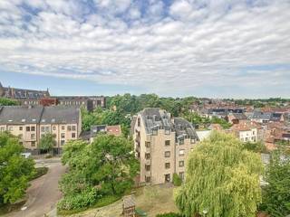Welkom in dit aangename appartement op de zesde verdieping, ideaal gelegen in het hart van Heverlee.Met twee volwaardige slaapkamers en een ruime,...