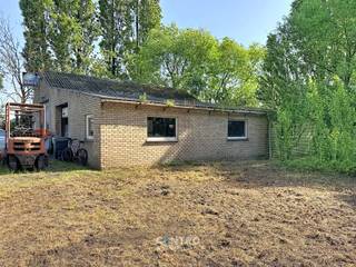 Woning met 5 slpks met opslagruimte (313m2) op een interessant perceel grond van 3.196m2 te Lissewege!<br /><br /><strong>INDELING:<br /><u><em>Gelijkvloers:</em></u></strong><br />Inkomhal - ruime living (met houtkachel) - ruime leefkeuken (O.a. met keramisch fornuis, dampkap en dubbele spoelbak) - afzonderlijk gastentoilet - ruime veranda (met voorzieningen voor wasmachine en droger) - slaapkamer/bureel - tuin met ZUIDgericht terras en een mooi UITZICHT over de Polders en de kerktoren van Lissewege!<br /><br /><u><em><strong>Eerste verdieping:</strong></em></u><br />Nachthal - 4 ruime slaapkamers.<br /><br /><u><strong>Opslagruimte:</strong></u><br />- Bebouwde oppervlakte: 313m2.<br />- Gevelbreedte: 17m.<br />- 3 Poorten vooraan.<br />- Bureel aanwezig.<br />- Smeerput aanwezig.<br />- Verfspuitcabine aanwezig.<br />- Gelegen in agrarisch gebied.<br /><br /><u><strong>Opmerkingen:</strong></u><br />- Grondoppervlakte: 3.196m2.<br />- Oppervlakte opslagruimte: 313m2.<br />- Bewoonbare oppervlakte woning: 160m2.<br />- Drijfkracht aanwezig (380V)!<br />- Garagebox aanwezig.<br />- Zeer VLOTTE verbinding met de A11 en de N31 (Expressweg)!<br /><br />Interessant aanbod aan zeer GOEIE PRIJS-KWALITEITSverhouding! Aarzel zeker niet om ons te contacteren voor verdere info en/of een bezoek ter plaatse: 050/70.01.02 - info@centro.be.