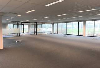 - Kantoorruimtes ca. 660m² op de 2de verdieping<br />- Uitstekend gelegen naast de E19.<br />- P<span>arkeergelegenheid<br />- Bedrijfsrestaurant<br />- Airco<br /><br /></span>