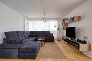 Ontdek dit instapklaar en volledig gerenoveerd appartement op een uitstekende ligging aan de Mettewielaan 54. Deze eigendom combineert ruimte, licht en hedendaags comfort en is ideaal voor wie zorgeloos wil wonen.

Het appartement beschikt over drie volwaardige slaapkamers en een stijlvolle afwerking doorheen de volledige woning. De moderne, volledig vernieuwde keuken sluit perfect aan op de lichtrijke leefruimte, waar grote raampartijen zorgen voor een open en aangename sfeer.

De prachtige badkamer is uitgerust met een inloopdouche en praktische voorzieningen voor zowel wasmachine als droogkast.

Een absolute blikvanger zijn de drie terrassen, elk aan een andere zijde van het appartement, waardoor u de hele dag door kan genieten van zon en open verzichten – een zeldzame troef!

Daarnaast beschikt het appartement over een praktische kelderruimte. Voor extra comfort is er bovendien de mogelijkheid tot aankoop van staanplaatsen aan €25.000 per stuk.

 Ideaal als gezinswoning of investering!
Meer info of een bezoek: Michael@immoaccenta.be