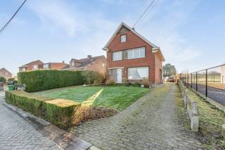 Ruimte en rust – welkom op de Stap 76 in Herselt!<br />Deze traditionele woning uit 1964 is gelegen op een ruim perceel met een uitzonderlijk diepe tuin (+/- 220m) en biedt tal van mogelijkheden voor wie op zoek is naar ruimte en rust.<br />Bij het betreden van de woning komt u binnen in de inkomhal die toegang geeft tot de lichtrijke woonkamer. Aansluitend bevindt zich de keuken, met daarnaast een praktische bijkeuken die extra bergruimte en functionaliteit biedt. Verder beschikt de woning over een veranda waar u het hele jaar door kan genieten van het zicht op de tuin.<br />Op het gelijkvloers vindt u tevens een badkamer met ligbad en enkelvoudige wastafel en een apart gastentoilet.<br />De eerste verdieping omvat drie volwaardige slaapkamers en een extra kamer die perfect kan dienen als bureau, dressing of hobbyruimte.<br />Daarnaast beschikt de woning over een kruipkelder (en ongeveer 10m² volwaardige kelder) en een zolderverdieping die mogelijkheden biedt voor verdere invulling naar eigen wens.<br />Buiten geniet u van een bijzonder diepe tuin waar rust, groen en privacy centraal staan. Bovendien is er een aparte garage aanwezig op het perceel.<br />Kortom: een woning met karakter, ruimte en tal van mogelijkheden, gelegen op een prachtig perceel met een uitzonderlijk diepe tuin.