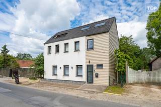 <p>Deze gezellige vrijstaande woning is gelegen in de Naastveldstraat, een rustige woonwijk aan de rand van de stad. <br /><br />Ondanks dat het rustig wonen is, zijn het centrum van Lokeren alsook het station gemakkelijk te bereiken per fiets en per auto. Daar vinden we tal van restaurants, bars, winkels en supermarkten terug.<br />Met de wagen is er een heel goede verbinding naar de E17. <br /><br />Indeling : <br />Via de inkomhal komen we terecht in de lichtrijke leefruimte. Door zijn open ruimte valt het meteen op dat je, en comfortabel kan ontspannen in de zithoek, alsook gezellig kan tafelen. De open keuken maakt het plaatje op het gelijkvloers compleet. Volledig uitgerust en zeer ruim, waardoor het een plezier wordt om te kokkerellen. <br />Dit huis is zo praktisch ingedeeld dat het werkelijk een plezier is om er te vertoeven. Via de keuken krijgen we toegang tot het eerste terras. Tevens is er nog een extra bergruimte en gasten toilet aanwezig beneden.<br />Op de eerste verdieping zijn er 2 ruime slaapkamers terug te vinden en de volledig uitgeruste badkamer. Zowel douche als bad en een dubbele lavabo. <br />De bovenste verdieping brengt ons in de 3de slaapkamer, deze ruimte kan ook dienen als bureau. Er is ook een aparte technische ruimte met aansluiting voor de wasmachine en de droogkast. En.... Last but not least : Een geweldig zuidelijk gericht dakterras! Zo kan je lekker lang genieten met vrienden en familie in de zomer! <br /><br />Extra troeven :<br />- Het is een rustige omgeving met in de buurt voldoende groen<br />- De woning werd in 2013 gerenoveerd en werd perfect onderhouden in tussentijd<br />- Door zijn EPC label B heeft de woning een gunstige score en is het zeer energiezuinig.<br />- Het dakterras is werkelijk uniek en maakt de woning volledig af.<br /><br />Dit huis is voorzien van alle comfort en heeft alles in huis om er een echte gezellige thuis van te maken! In deze regio een echte buitenkans!<br /><br />Beschikbaar vanaf 1/12/2026<br /><br />Interesse? Contacteer dan snel Topvastgoed voor een bezoek op het nummer 0475 700 700</p>