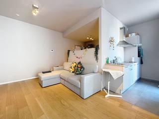 <strong>EVERE</strong>, in de buurt van de NAVO, in een rustige straat, dicht bij winkels en vervoer, studio-appartement in een recent gebouw (2019) met ±40m² woonoppervlak. Het bestaat uit een woonkamer met slaaphoek, een open ingerichte keuken, een douchekamer, een toilet, een kelder en een fietsenberging. EPB: C+ 25kgCO²/(m²,jaar).<br />
<p><u><strong>Studio A0.5 op de begane grond:</strong></u></p>
<ul>
<li>Woonruimte ± 16 m²</li>
<li>Open, volledig ingerichte keuken (oven, kookplaat, afzuigkap, koelkast)</li>
<li>Slaapgedeelte van ± 8,5 m²</li>
<li>Doucheruimte met toilet en ruimte voor een wasmachine</li>
</ul>
<p>Kelder nr. K1.5</p>
<p>Raming van de gemeenschappelijke kosten: 60 €/maand</p>
<p>Beschikbaar vanaf 1 augustus 2026</p>