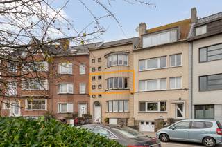 Achter deze klassevolle gevel bevindt zich dit uitermate LICHTRIJK en RUIM appartement (1°V) met 2 SLAAPKAMERS op prachtige locatie & met zicht op...