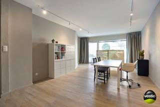 Deze leuke handelsruimte van ca. 80 m² is gelegen in de Capucienenstraat 23. Met deze centrale ligging nabij het bruisende stadscentrum, omringd door winkels en scholen heeft dit pand tal van mogelijkheden voor een vrij beroep, bijberoep of winkel.<br /><br />In 2023 werd er een grondige renovatie doorgevoerd en werd er achteraan in de ruimte een studio ingericht. Zo werd er o.m. een nieuwe keuken geplaatst, een badkamer bijgeplaatst, de elektriciteit aangepast (conform) en de ramen vernieuwd (alu.).<br /><br />De ruimte is ingedeeld in een handelsruimte met aparte toegang, een berging, een badkamer met douche, lavabo en toilet, een zitruimte, een geïnstalleerde keuken en een terras. Ook is er een toegang via de gemeenschappelijke inkomhal van het gebouw. <br /><br />De oppervlakte vult zich verder aan met een privatieve kelder. Optioneel kan er een ondergrondse garagebox aangekocht worden voor een bedrag van 35.000 euro.<br /><br />Gemeenschappelijke verwarmingsinstallatie op gas.<br /><br />De pluspunten op een rij:<br />+ Commerciële ligging<br />+ Kelder<br />+ Elektriciteit conform<br />+ Tal van mogelijkheden<br />+ Garagebox optioneel aan te kopen<br /><br />Wenst u graag een zaak te starten of bent u op zoek naar een ruimte voor uw bijberoep? Kom dan zeker een kijkje nemen! Contacteer Stephanie Odeurs op het nummer 0474-73 64 84 of via email stephanie@vestio.com.