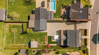 Deze indrukwekkende, statige villa uit 2007 staat garant voor uitzonderlijke kwaliteit, ruimte en energiezuinig wooncomfort (EPC-score A). Een eigendom die klasse en degelijkheid uitstraalt, afgewerkt met duurzame materialen en oog voor detail.<br /><br />Met een bewoonbare oppervlakte van ca. 275 m² (bron EPC) biedt deze woning een doordachte en royale indeling. U beschikt momenteel over drie volwaardige slaapkamers, met de mogelijkheid tot het creëren van een vierde. De twee badkamers, technische ruimte en ruime stockagezolder zorgen voor optimaal comfort en functionaliteit.<br /><br />De dubbele garage, aangevuld met een praktische zolderruimte én extra achterliggende bergruimte, biedt tal van mogelijkheden voor opslag, hobby of werkruimte.<br /><br />Gelegen op een prachtig, volledig omheind perceel van maar liefst 3.638 m², geniet u hier van absolute rust, privacy en een groen kader. De verzorgde tuin en ruime oprit met automatische poort versterken het exclusieve karakter van deze eigendom. Dankzij de oppervlakte is het bovendien perfect mogelijk om dieren te houden.<br /><br />De ligging in Romershoven (deelgemeente van Bilzen-Hoeselt) combineert landelijk wonen met een uitstekende bereikbaarheid. U woont hier in een rustige, groene omgeving, terwijl belangrijke verbindingswegen zich op korte afstand bevinden. De oprit van de E313 ligt op slechts enkele minuten rijden, waardoor steden zoals Tongeren, Hasselt en Maastricht vlot bereikbaar zijn.<br />Daarnaast geniet u van een vlotte aansluiting op het lokale wegennet en nabijgelegen voorzieningen, wat deze locatie bijzonder aantrekkelijk maakt voor wie rust zoekt zonder in te boeten aan bereikbaarheid.<br /><br />Een buitenkans voor wie op zoek is naar een kwalitatieve, instapklare villa met uitstraling, ruimte en tal van mogelijkheden, gelegen op een strategische en toch uiterst rustige locatie.