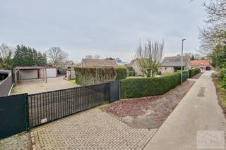 Op zoek naar ruimte, mogelijkheden én karakter? Dan is deze vrijstaande woning op een uitzonderlijk perceel van maar liefst 1.377 m² absoluut...