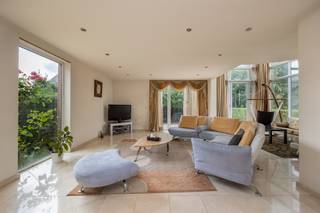 <p><strong>Exclusief wonen in een van de meest gezochte lanen van Wilrijk</strong></p><p> </p><p><strong>Troeven:</strong></p><p><strong>- </strong>Toplocatie in de begeerde Eekhoornlaan</p><p>- 4 volwaardige slaapkamers en 3 badkamers</p><p>- Royale raampartijen met optimaal zicht op het groen</p><p>- Volledig onderkelderd met ruime inpandige garage</p><p> </p><p>Aan de rustige Eekhoornlaan in Wilrijk vind je deze ruime villa, gelegen op een perceel van maar liefst 638 m². Een woning die meteen een gevoel van rust en ruimte oproept, met een groene omgeving die uitnodigt tot ontspannen wonen. Hier kom je thuis in een omgeving waar comfort en karakter samengaan, ideaal voor wie op zoek is naar een gezinswoning met allure. Met een bewoonbare oppervlakte van 283 m² (los van de half-ondergrondse verdieping!) biedt deze villa alle ruimte die een gezin nodig heeft. De woning telt vier volwaardige slaapkamers en drie badkamers, verspreid over de verdiepingen, wat zorgt voor voldoende privacy voor iedereen in huis. De indeling is doordacht: ruime leefruimtes op het gelijkvloers, aangevuld met praktische bergruimtes, maken van dit huis een functioneel geheel dat inspeelt op de noden van het dagelijkse leven. Buiten geniet je van een aangename tuin en een terras, perfect om tot rust te komen of om gasten te ontvangen tijdens zonnige dagen. De aanwezigheid van een garage en extra parkeergelegenheid maakt het wonen hier nog comfortabeler. De woning verkeert in de staat "enige opfrissing nodig", wat betekent dat je met enkele persoonlijke accenten deze villa helemaal naar je eigen smaak kan afwerken. Wilrijk is een geliefde deelgemeente van Antwerpen, gekend om haar groene karakter en de goede bereikbaarheid van scholen, winkels en openbaar vervoer. De ligging vlakbij invalswegen maakt het makkelijk om zowel het centrum van Antwerpen als de omliggende gemeenten te bereiken. Een plek waar landelijke rust en stedelijk comfort elkaar ontmoeten. Ben je benieuwd naar wat deze villa nog meer te bieden heeft? Neem gerust contact op met ons kantoor om een bezoek in te plannen en ontdek zelf de mogelijkheden van deze woning aan de Eekhoornlaan in Wilrijk.</p>