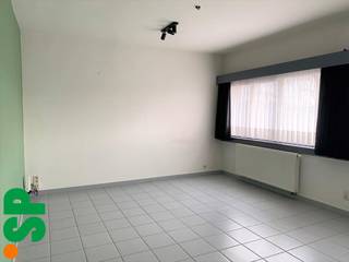 Het appartement heeft de volgende indeling: men komt op het gelijkvloers binnen via de inkomhal en kan met een trap de eerste verdieping bereiken...