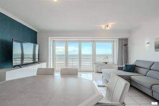 Te koop: zeer ruim appartement met frontaal zeezicht in residentie Martiny.Gelegen op de 9de verdieping geniet dit appartement van een adembenemend uitzicht op zee.De ruime woonkamer baadt in het licht en biedt een uitzonderlijk gevoel van openheid.De keuken is afzonderlijk ingericht en sluit praktisch aan bij de leefruimte.Verder beschikt het appartement over twee volwaardige slaapkamers.De badkamer en het aparte toilet zorgen voor extra comfort.Een private kelderberging is inbegrepen, evenals een gemeenschappelijke fietsenberging.De elektriciteit is conform aan het AREI, wat extra gemoedsrust biedt.Een unieke kans voor wie ruim en comfortabel wil wonen aan zee, als vaste woonst of tweede verblijf.