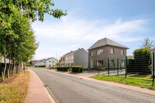 <p><span>Ontdek deze ruime halfopen gezinswoning met tal van mogelijkheden, gelegen in de Machelenstraat 68 te Petegem-aan-de-Leie.</span></p><p><span>Met een bruto bewoonbare oppervlakte van 151 m² en een perceel van maar liefst 500 m² biedt deze woning volop ruimte, zowel binnen als buiten. De ruime tuin, oprit en aparte garage maken van deze woning een interessante eigendom met tal van mogelijkheden. </span></p><p><span>Sinds 2016 werden reeds verschillende verbeteringswerken uitgevoerd. Zo werd het dak geïsoleerd en werden de dakpannen vernieuwd. Daarnaast werd de woning voorzien van hoogrendementsbeglazing in PVC, een nieuwe voordeur en een sectionale poort in de vrijstaande garage.</span></p><h3><span>INDELING:</span></h3><p><span>Gelijkvloers: Inkomhal - leefruimte - keuken - berging - veranda - toilet - wasplaats/technische ruimte<br />Eerste verdieping: 3 ruime slaapkamers - badkamer met douche en lavabo<br />Tweede verdieping: Onafgewerkte zolderverdieping, momenteel toegankelijk via een zolderluik. Mits de nodige afwerking kan deze ruimte bijvoorbeeld ingericht worden als extra slaapkamer, hobbyruimte of bureauruimte.</span></p><h3><span>TROEVEN:</span></h3><ul><li><span>Ruim perceel van 500 m² </span></li><li><span>Halfopen bebouwing met veel mogelijkheden</span></li><li><span>Ruime Zuidgerichte tuin met afzonderlijke garage en sectionaalpoort</span></li><li><span>3 ruime slaapkamers en zolderverdieping met uitbreidingsmogelijkheden</span></li><li><span>Hoogrendementsbeglazing - rolluiken - Renson screen aan veranda en zonneluifel</span></li><li><span>Geïsoleerd dak - centrale verwarming op gas via condenserende gasketel</span></li><li><span>Asbestveilig met 1 asbestmateriaal dat zorgvuldig beheerd dient te worden (elektriciteitskast)</span></li><li><span>Interessant renovatie- en afwerkingspotentieel</span></li><li><span>Het perceel bouwgrond links van de woning staat ook te koop en biedt tal van mogelijkheden!</span></li></ul><h3><span>INFO:</span></h3><ul><li><span>EPC: 410 kWh/m²/jaar label E</span></li><li><span>Stedenbouwkundige informatie: Vg | Wg | Gmo | Gvkr | Gvv</span></li><li><span>Watertoets: perceelscore C | gebouwscore A</span></li><li><span>De vermelde bewoonbare oppervlakte betreft de bruto oppervlakte zoals vermeld in het EPC-attest.</span></li><li><span>Deze woning is onderhevig aan de renovatieverplichting opgelegd door de Vlaamse Overheid. Voor meer informatie verwijzen wij naar de website van het Vlaams Energie- en Klimaatagentschap.</span></li></ul><p><span> </span></p><p><span>Meer informatie of een bezoek?<br />Contacteer Ellen via 0474 86 04 52 of <span>ellen@heritagevastgoed.be</span></span></p><p><span> </span></p><p><span> </span></p>