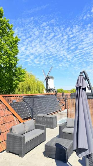 Verborgen achter een ‘bescheiden’ gevel vindt u een echte brugs parel, die elke bezoeker met verstomming slaat. <br />Eens de imposante inkompoort doorgewandeld en een eerste blik op de mooi aangelegde binnenkoer, betreedt je een ruim, perfect ingericht, instapklaar en van alle comfort voorziene woning, die u onder andere volgende ruimtes aanbiedt: 3 (mogelijkheid tot 4 slaapkamers), 2 badkamers, aantrekkelijke buitenruimtes (stadsterras + dakterras), polyvalente verdieping (circa 87m²), privatieve autostandplaats vlakbij het huis (inbegrepen in de vraagprijs). Deze recent woning wordt onder het stelsel van verkooprechten (2% of 12%) in plaats van BTW-tarief verkocht. <br />Deze karaktervolle woning in hartje Brugge verenigt historische charme met hedendaags comfort en een verfijnde, hoogwaardige afwerking. Doorheen de woning werd gekozen voor duurzame materialen, waaronder natuursteen, wat zorgt voor een tijdloze, warme en luxueuze uitstraling.<br />Elk detail ademt kwaliteit: van de Velux-dakvlakvensters met automatische verduistering tot de vloerverwarming. Dankzij zonnepanelen, een regenwaterput van 10.000 liter en een laadpaal-ready installatie is de woning bovendien perfect voorbereid op de toekomst.<br />Ook op praktisch vlak werd niets aan het toeval overgelaten. De fietsenberging met drie staanplaatsen en elektriciteit biedt extra comfort, terwijl de afgewerkte extra bouwlaag met vals plafond (ca. 2,45 m hoog) en verzwaard elektrisch circuit voor wasmachine garant staat voor veelzijdig gebruik.<br />Gelegen nabij de Kruispoort geniet u van een vlotte bereikbaarheid, met het bruisende centrum en de ring binnen handbereik. Het ruime stadsterras en het unieke dakterras met zicht op de Brugse molens vormen een zeldzame en waardevolle troef.<br />Indeling:<br />Gelijkvloers (87 m²):<br />- inkomhal met vestiaire en gastentoilet;<br />- Lichtrijke leefruimte met een luxueus afgewerkte, volledig uitgeruste open keuken en directe toegang tot de privatieve stadstuin van 23 m².<br />Eerste verdieping (87 m²):<br />- Nachthal met ingemaakte boekenkast en apart toilet;<br />- 3 volwaardige slaapkamers, waarvan twee met ensuite badkamer, waarvan de derde kamer is momenteel ingericht als dressing;<br />- exclusief dakterras.<br />Polyvalente verdieping (87 m²):<br />Deze veelzijdige verdieping biedt tal van mogelijkheden en is momenteel ingericht als een hoogwaardige kantoorruimte met wachtruimte, IT-ruimte, bergruimte en een polyvalente ruimte. De benedenverdieping geniet een plafondhoogte van ca. 2,45 m, wat bijdraagt aan het comfort en de bruikbaarheid. Daarnaast is er een verzwaard elektrisch circuit voorzien voor een wasmachine.<br />Privatieve autostandplaats vlakbij het huis (inbegrepen in de vraagprijs).