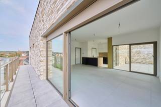 <span><strong>Ideale investeringsopbrengst in project De Hessel in Herselt.<br /></strong><br /></span>
<p>Ben je op zoek naar een zorgeloze investering met een aantrekkelijk rendement? Dit moderne en energiezuinige appartement biedt je niet alleen een fantastische kans om te investeren in vastgoed, maar ook gemoedsrust. Het appartement is namelijk verhuurd aan betrouwbare huurders die op zoek zijn naar langdurig woongenot (huurovereenkomst van 9 jaar).</p>
<p>Dit betekent voor jou als investeerder: een stabiel huurrendement en een zorgeloze verhuurervaring. Met de sterke vraag naar duurzame en comfortabele woningen is dit dé kans om te investeren in een bloeiende regio.<br /><br /></p>
<span><strong>App 23 - Wolfsdonksesteenweg 1/301: </strong>Hoekappartement op de derde verdieping met veel lichtinval</span><br /><span>- 2 slaapkamers<br /></span>- terras naar de binnentuin<br /><span>- vloerverwarming en zonnepanelen</span><br /><span>- ruime parkeerplaats en berging in de afgesloten parkeerkelder inbegrepen.<br /><br />Dankzij onze <strong>geen gedoe aanpak</strong> ontzorgen wij je van alles wat er bij verhuren komt kijken. Jij verhuurt je pand, maar <strong>alle praktische taken</strong> (onderhoud, technisch en financieel beheer) nemen wij van je over. Laat je investeringspand renderen zonder omkijken! Wij adviseren je hierover graag tijdens een afspraak. Ook bezorgen we je een gedetailleerde rendementsberekening op aanvraag.<br /><br />Vermelde prijs is exclusief BTW en notariskosten. Neem snel contact op 011 39 90 50 voor meer info. Op zoek naar een appartement om zelf te wonen? Dat kan! Kijk verder naar de rubriek NIEUWBOUW op onze website en klik op project DE HESSEL.<br /></span>