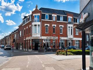 Unieke investeringskans op toplocatie in Sint-Niklaas! Bent u op zoek naar een interessante vastgoedinvestering met een stabiel rendement? Dan is deze opbrengsteigendom op een toplocatie in Sint-Niklaas zeker het ontdekken waard. Gelegen vlak bij het station en het centrum omvat dit gebouw een handelszaak op het gelijkvloers en 6 volledig verhuurde studio’s. Dankzij de volledige bezetting, de gunstige EPC-scores en de centrale ligging vormt dit een ideale opportuniteit voor zowel ervaren investeerders als wie zijn vastgoedportefeuille verder wil uitbreiden.Wenst u meer informatie over de opbrengsten, documenten of de mogelijkheden van deze eigendom? Contacteer ons vrijblijvend en wij bezorgen u graag alle verdere details.