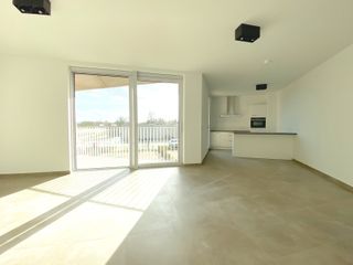 De assistentiewoning krijgt in Villa Moeie een geheel nieuwe dimensie. Grote glaspartijen vloeien moeiteloos over in een strak gebouw. Ruime, overdekte terrassen maken het mogelijk om optimaal van het buitenleven te genieten. Dit gevoel wordt versterkt door de gezamenlijke tuin, waar men onder het tuinpaviljoen kan samenkomen voor een drankje of een babbel. De groene vingers zijn in de nabijgelegen moestuin in hun sas. Sportievelingen vinden zeker hun gading aan de petanquebaan.
Dit nieuwbouwproject omvat 2 gebouwen, het villagebouw en het residentiegebouw. Beiden beschikken over een eigen technische ruimte en fietsenstalling. Hier kunnen ook scootmobiels gestald en opgeladen worden.
In het residentiegebouw op de hoek van de Moeie en de Tieltsesteenweg, worden 27 assistentiewoningen afgewisseld met gemeenschappelijke ruimtes. Hier is onder meer het bureau van de woonassistent gevestigd. Daarnaast is er ook een ontmoetingsruimte met bar en salon, bezoekerstoilet en afvalberging.
Het aparte villagebouw bestaat uit 8 assistentiewoningen, en evenveel private kelders.
De 34 parkeerplaatsen zijn als volgt verdeeld:
- 3 parkeerplaatsen voor zorgverstrekkers en woonassistenten
- 2 (minder)valide bezoekersparkeerplaatsen
- 29 privatieve parkeerplaatsen met gepersonaliseerde beveiligde toegang.
Elke flat heeft een eigen water- en elektriciteitsteller, inbraakwerende voordeur en warmtepomp. Een afzonderlijke inkomhal zorgt voor privacy, de open keuken in de lichtrijke leefruimte maakt het aangenaam om familie en vrienden te ontvangen. De slaapkamers zijn royaal van grootte, zodat een dubbel bed én een kast er makkelijk passen. In de badkamer zijn discreet hulpmiddelen aangebracht, zoals een zitje in de douche en een handgreep naast het toilet.
Het gehele park is rolstoeltoegankelijk. Doorheen het appartement kan de bewoner een alarm activeren, of de zorgassistent bereiken voor meer hulp. Kortom, sfeer, comfort en hulp waren nog nooit zo toegankelijk!
Wenst u meer info over dit unieke project?
Bel dan Nic van Unicum voor een verhelderend gesprek op 09 336 16 15.