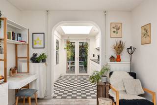 <p><span>Een zee van ruimte binnen én een heerlijke groene tuin waar je volop privacy hebt? Dat krijg je hier, in deze fijne woning vlak bij het Willibrordusplein. Met een XL-leefruimte, een recent vernieuwde keuken, drie slaapkamers, een aparte dressing en een grote badkamer heb je hier alle plaats om comfortabel te wonen. En dat op een toplocatie, met winkels, scholen en openbaar vervoer vlakbij! Misschien niet onbelangrijk, de verkopers huren momenteel in dezelfde straat een garagebox die door de koper overgenomen kan worden.</span></p><p><span> </span></p><p><span>XL-leefruimte en strakke keuken</span></p><p><span>Je stapt de woning binnen via de inkomhal met een tegelvloer in speels dambordmotief. Hier vind je meteen een apart gastentoilet met handenwasser. Verderop kom je in de verrassend grote leefruimte, waar de lichte plankenvloer en witte muren voor een frisse, warme uitstraling zorgen. Plaats genoeg voor een royaal salon, een grote eettafel én een aparte speel- of bureauhoek. De open, witgeschilderde trap geeft de ruimte nog wat extra karakter.</span></p><p><span>Achteraan vind je de recent vernieuwde keuken, die met haar strakke witte kasten, donker werkblad en zwart-witte dambordvloer een leuke mix van modern en retro vormt. Ze is volledig geïnstalleerd, met een inductiekookplaat, dampkap, oven, microgolfoven, koelkast, diepvriezer, spoelbak en massa's kastruimte. Dankzij de grote lichtkoepel komt hier ook heel wat daglicht binnen. Via de dubbele glazen deur stap je zo het terras op.</span></p><p><span>En dan die tuin! Een heerlijk grote, groene buitenplek met zo goed als geen inkijk. Vlak bij de keuken heb je een gezellig overdekt terras onder een pergola met klimplanten, ideaal voor lange zomeravonden aan tafel. Verderop strekt de tuin zich uit tussen het groen, met plaats om te spelen, te tuinieren of gewoon lekker te genieten. Helemaal achteraan wacht nog een tweede overdekte zithoek. Een zalige plek om je even terug te trekken uit de stadsdrukte!</span></p><p><span> </span></p><p><span>Drie slaapkamers en een ruime badkamer</span></p><p><span>Via de open trap in de leefruimte ga je naar de eerste verdieping. Hier vind je een grote, lichte slaapkamer, met daarnaast een aparte dressing en een praktische wasruimte. Ook de badkamer bevindt zich op deze verdieping. Die is ruim en licht, met een ligbad met douche, een toilet en een stoer houten lavabomeubel met twee opzetwaskommen en een grote spiegel. De donkere, rustieke tegelvloer vormt een mooi contrast met de witte wanden.</span></p><p><span>Nog een verdieping hoger heb je twee extra slaapkamers. De grootste is een fijne, ruime kamer en de kleinere kamer, met ingemaakte kasten, is perfect als kinderkamer, logeerkamer of thuisbureau. Ook op de overloop is aan extra opbergruimte gedacht, met een ingemaakte kast.</span></p><p><span>Spullen die je niet dagelijks nodig hebt? Die berg je handig op in de kleine kelder.</span></p><p><span> </span></p><p><span>Bruisend Borgerhout, alles vlakbij</span></p><p><span>Je woont hier op een fijne, centrale locatie in Borgerhout, vlak bij het Willibrordusplein. De buurt heeft heel wat te bieden: gezellige cafés, leuke eetadresjes, buurtwinkels en supermarkten, allemaal binnen handbereik. Ook scholen en openbaar vervoer zijn vlakbij, en het Centraal Station is vlot bereikbaar. Met de fiets sta je zo in het centrum van Antwerpen. Een ideale uitvalsbasis voor wie graag het bruisende stadsleven combineert met rust en groen achter de eigen voordeur.</span></p><p><span> </span></p>