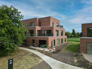 Dit lichtrijke appartement maakt deel uit van de succesvolle ontwikkeling 'De Lijsters' en is gelegen in de groene rand van het centrum van Merelbeke. Deze ligging biedt een ruim aanbod aan winkels, diensten, sport- en recreatiemogelijkheden, terwijl de vele groene zones zorgen voor een aangename en rustige woonomgeving.<br /><br />Het appartement geniet van een uiterst praktische indeling met een bewoonbare oppervlakte van maar liefst 161 m<sup>2</sup> en twee ruime zonneterrassen.<br /><br />De indeling is als volgt: via de inkomhal met gastentoilet komt u binnen in de ruime en lichtrijke leefruimte, waar de eetplaats en open keuken vloeiend in elkaar overgaan. De grote raampartijen en schuiframen zorgen voor een overvloed aan natuurlijk licht en geven rechtstreeks toegang tot het eerste terras, goed voor 15 m² aan buitenruimte. Aansluitend op het gastentoilet bevindt zich een berging, perfect voor extra opslag en de technische installaties.<br />Op de bovenverdieping bevinden zich drie volwaardige slaapkamers en een tweede terras van 11m². De master bedroom beschikt over een eigen en-suite badkamer met inloopdouche en dubbele wastafel, terwijl de twee overige slaapkamers een tweede badkamer delen met ligbad en dubbele wastafel. Daarnaast is er een afzonderlijk toilet op deze verdieping.<br /><br />Dit appartement combineert een slimme indeling met royale leefruimtes, veel lichtinval en een kwalitatieve afwerking. De ideale, energiezuinige thuis voor gezinnen en koppels die op zoek zijn naar ruimte en wooncomfort. Bovendien geniet u van een verlaagd btw-tarief van 6% op de volledige constructiewaarde.<br /><br /><strong>Benieuwd naar dit rustig gelegen, hedendaagse nieuwbouwappartement vlakbij het centrum van Merelbeke? Maak vrijblijvend een persoonlijke afspraak via jens@landbergh.be of 09 225 25 24.</strong>
