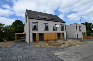 Deze ruime nieuwbouwwoning is gebouwd op een perceel grond van 436 m² !<br /><br />Indeling : Inkomhal , apart toilet , woonkamer , eetplaats met open keuken , berging aansluitend aan de keuken .<br />Eerste Verdiep : Nachthal , 3 slaapkamers waarvan 1 met dressing , ruime badkamer , apart toilet . <br />Tweede verdiep : Slaapkamer nummer 4 + zolderkamer . <br /> <br /><br />Deze modere woning is voorzien van Vloerverwarming met Warmtepomp , Zonnepanelen , ventilatie , regenwaterrecuperatie !!<br /><br /><br />Plannen en lastenboek te downloaden op onze website .<br /><br />Maak vrijblijvend een afspraak om deze woning te bezoeken ! <br /><br />Deze woning is snel beschikbaar.<br />