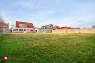 <p><span>Charmante, goed gelegen woning met veel potentieel in Boortmeerbeek</span></p><p><span> </span></p><p><span>Deze ruime gezinswoning is gelegen nabij de dorpskern van Boortmeerbeek. De ideale ligging zorgt dat je kan genieten van zowel de uitstekende bereikbaarheid als de nabijheid van diverse winkels. </span></p><p><span> </span></p><p><span>De grote inkomhal leidt je naar de ruime woonkamer met zit- en eetgedeelte. De keuken is aansluitend terug te vinden en geeft je een zicht op de tuin. De veranda biedt een extra plus. Verder is er op het gelijkvloers een ruimte ingericht als slaapkamer, maar deze kan perfect mee ingenomen worden als leefruimte. </span></p><p><span> </span></p><p><span>Op de eerste verdieping zijn er 3 comfortabele slaapkamers en een badkamer met wastafel &amp; combinatie bad/douche. Extra opbergruimte nodig? Geen probleem! De kelder en de zolder zijn hiervoor ideaal. </span></p><p><span> </span></p><p><span>Bovenop dit alles kan je met een gerust hart je wagen kwijt in de garage. Daarnaast is de ook de tuin een grote troef: ideaal om te genieten. </span></p><p><span> </span></p><p><span>Deze charmante woning is perfect om je eigen thuis te creëren en je eigen stempel te drukken. </span><span>Contacteer ons vandaag voor een bezoek!</span></p><p><span> </span></p><p><span>015 20 36 00 - <span>info@domoxim.be</span></span><span> </span></p><p><span> </span></p><p><span>domoXim. Waar dromen thuis komen!</span></p><p><span> </span></p><p><span>Ook de waarde van je eigen woning kennen? Wij geven je graag advies.</span></p><p><span> </span></p><p><span>Dit pand is onderworpen aan de renovatieverplichting van de Vlaamse overheid voor residentiële gebouwen (behoudens bij sloop binnen 6 jaar na de aankoop). Consulteer voor meer informatie de website van het Vlaams Energie- en Klimaatagentschap via https://www.vlaanderen.be/een-huis-of-appartement-kopen/renovatieverplichting-voor-residentiele-gebouwen.</span></p>